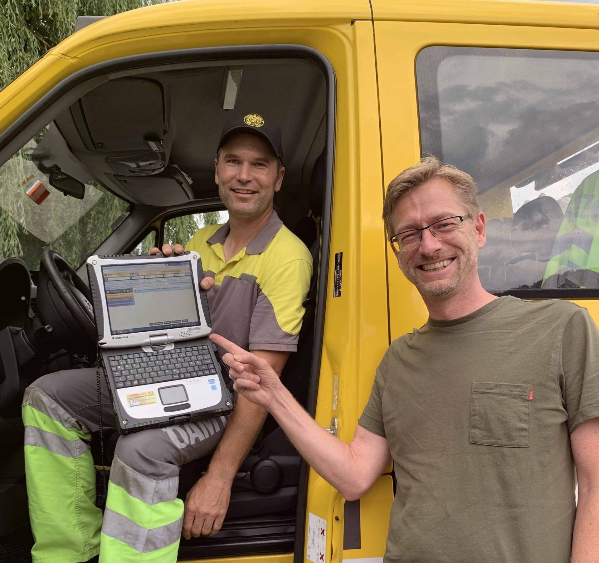 2 Personen zeigen auf die oamtc ZIA Applikation